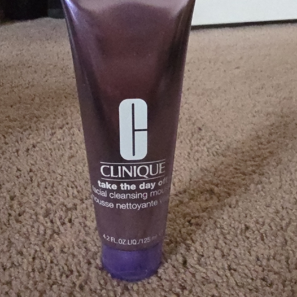 Clinique Take the Day Off Cleansing Mousse in Purple